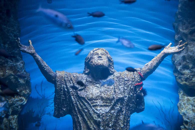 Estatua de San Pablo en el Acuario Nacional de Malta