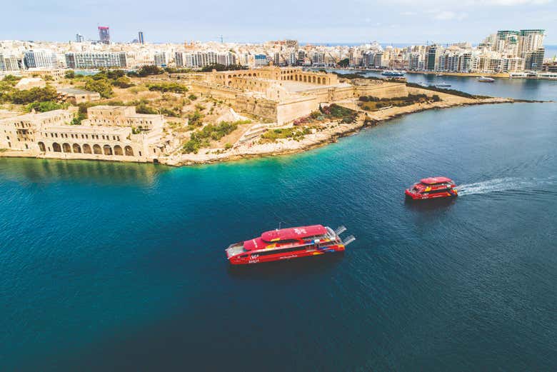 Ferris en dirección a la isla maltesa de Comino
